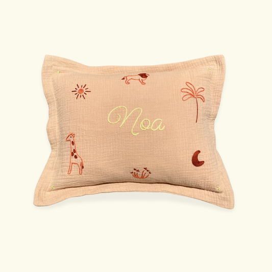 coussin beige sable gaze de coton naissance personnalisé brodé prénom et motifs de la savane . idée cadeau naissance anniversaire noël