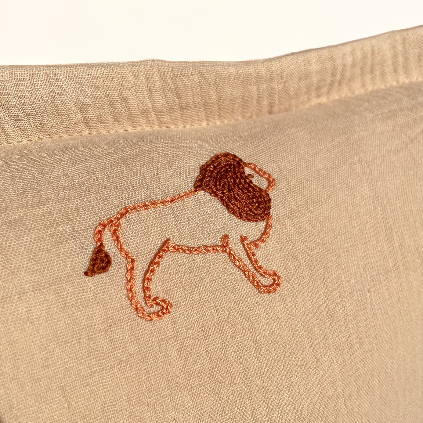coussin gaze de coton couleur beige sable personnalisable brodé main motifs animaux de la savane lion idée cadeau naissance anniversaire décoration chambre bébé enfant