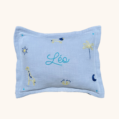 coussin gaze de coton bleu ciel personnalisé brodé main prénom et motifs de la savane lion girafe soleil lune palmier fleur idée cadeau de naissance décoration chambre bébé enfant