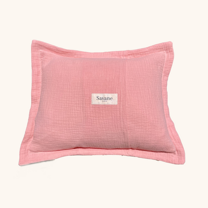 coussin rose gaze de coton personnalisé brodé prénom motifs savane. Idée cadeau de naissance spécial et unique bébé fille