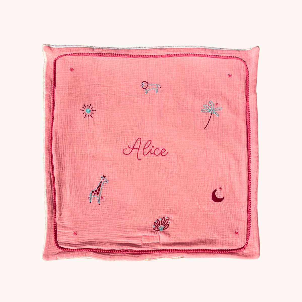 Couverture de naissance rose personnalisée au prénom Alice, avec motifs de la savane brodés au point de chaînette.