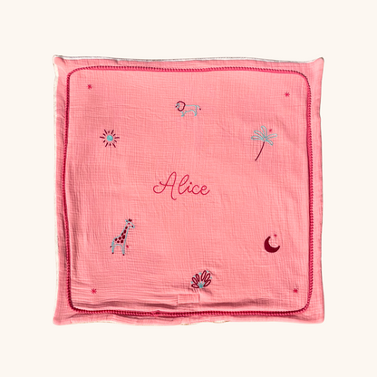 Couverture de naissance rose personnalisée au prénom Alice, avec motifs de la savane brodés au point de chaînette.