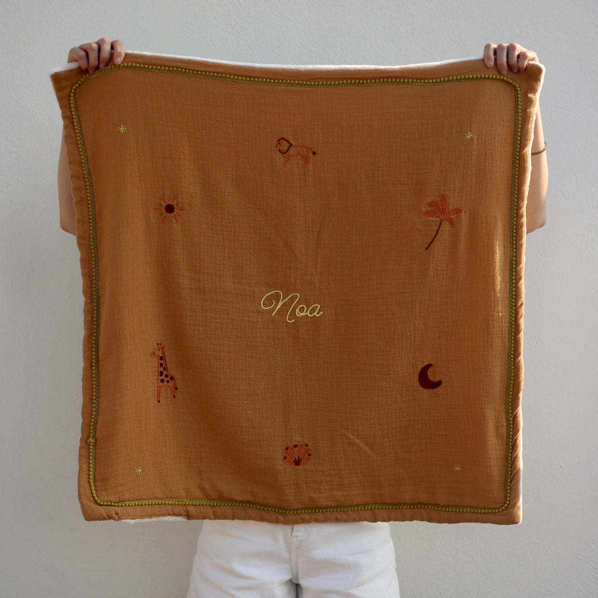 Couverture bébé personnalisée brodée à la main au prénom Noa et motifs Savane, cadeau de naissance à conserver en souvenir.