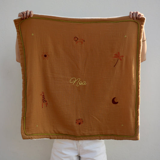 Couverture bébé personnalisée brodée à la main au prénom Noa et motifs Savane, cadeau de naissance à conserver en souvenir.