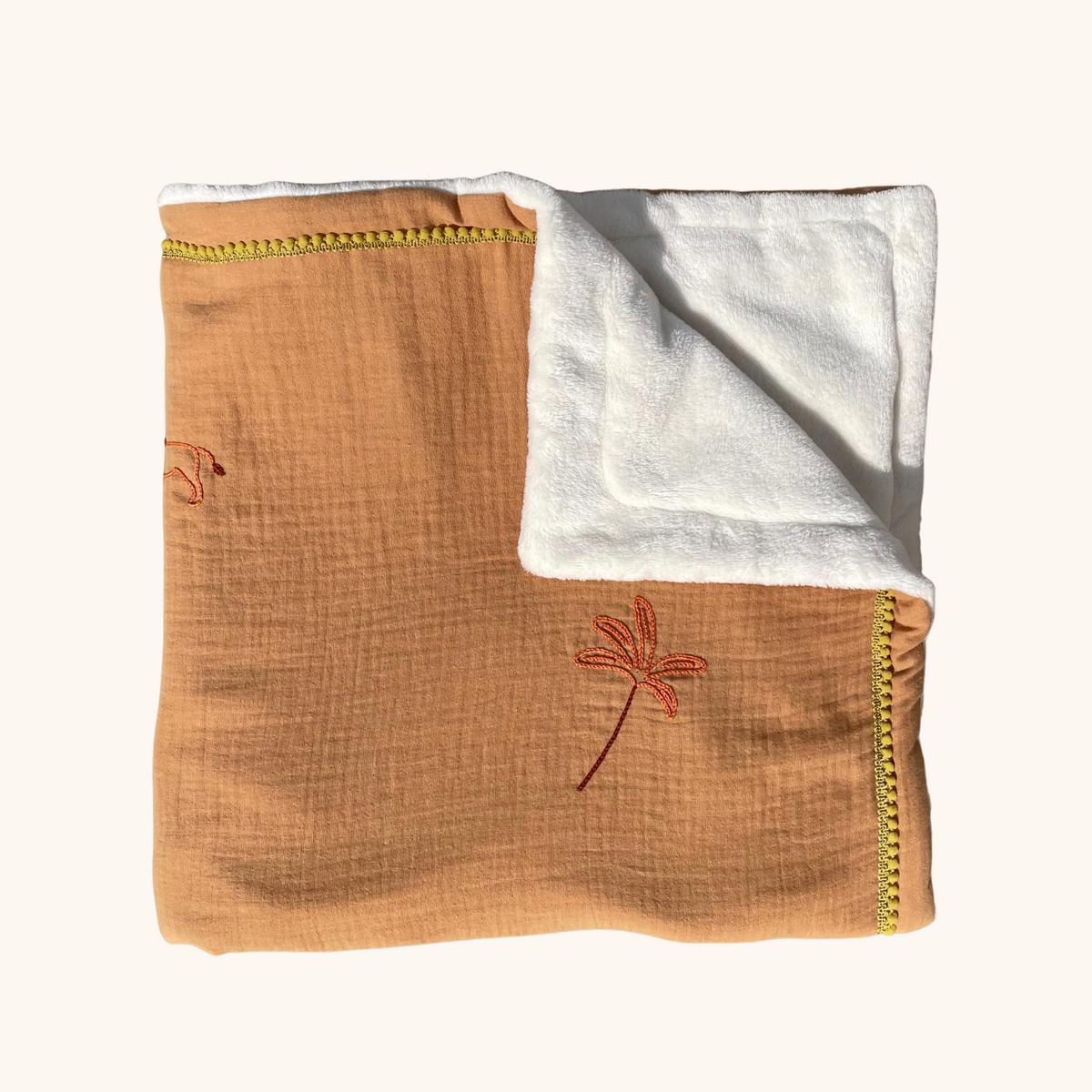 Couverture bébé personnalisée en double gaze de coton avec doublure douce, brodée à la main de motifs Savane en Provence.