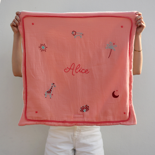 Couverture bébé personnalisée rose au prénom Alice, brodée à la main avec lion, girafe, palmier, soleil et lune.