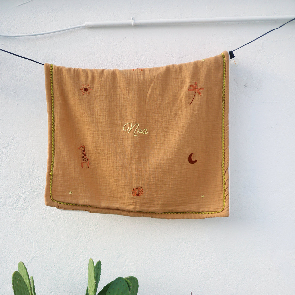 Couverture de naissance personnalisée au prénom Noa, brodée à la main de motifs Savane, pièce de trousseau pour bébé.