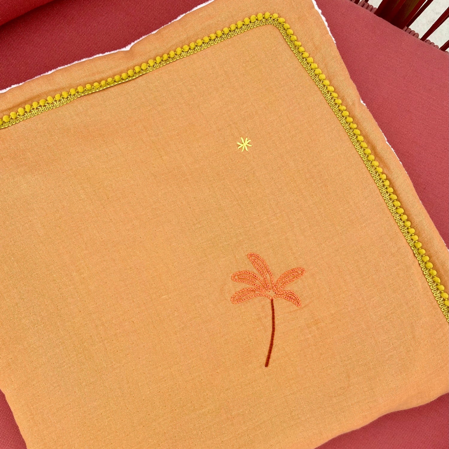 Détail palmier brodé sur plaid de naissance Savane, couverture bébé personnalisée inspirée de la savane.