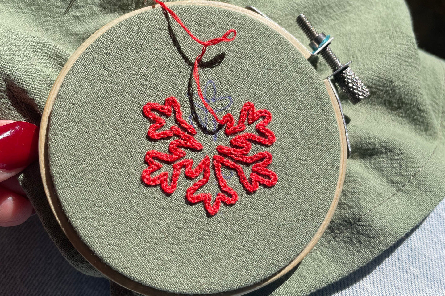 flocon de noël zoom broderie main sur serviette et set de table 