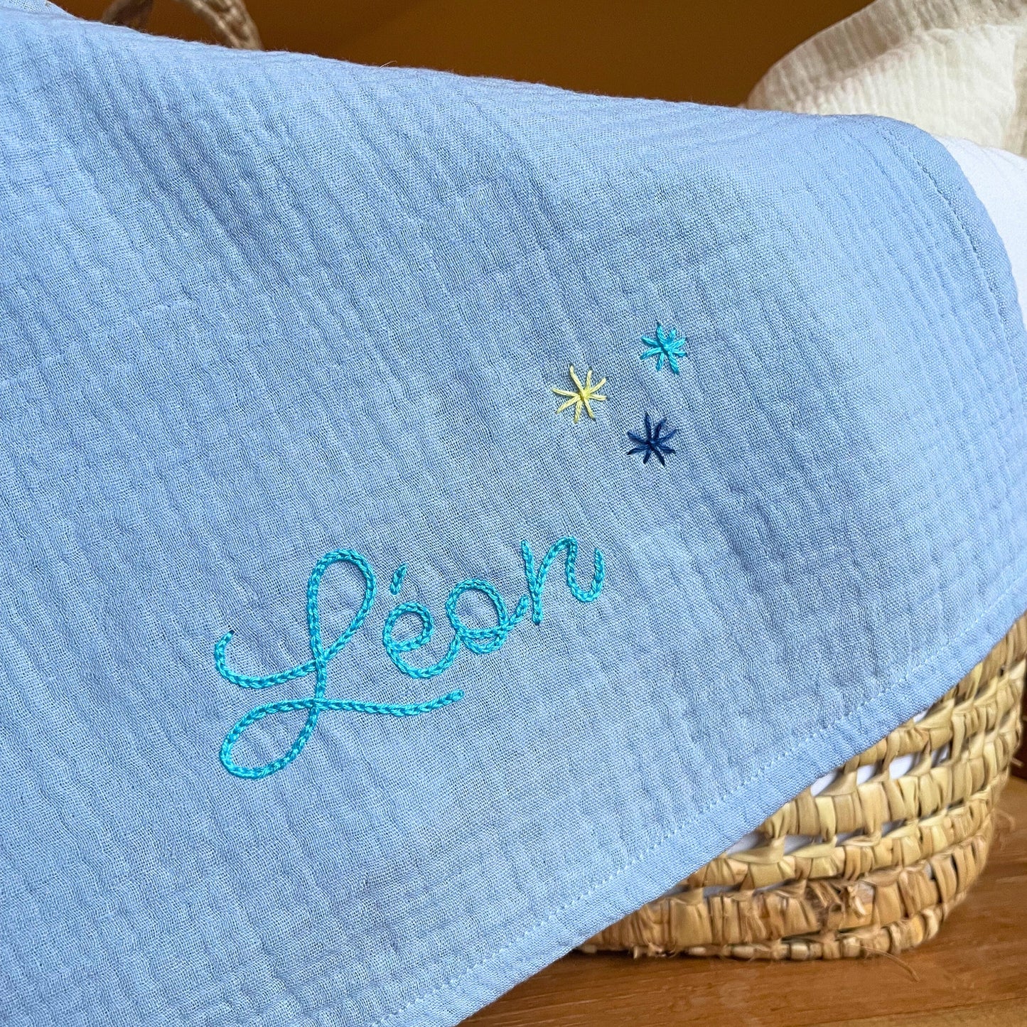 lange-bebe-bleu-personnalise-prenom-broderie-etoiles-couffin