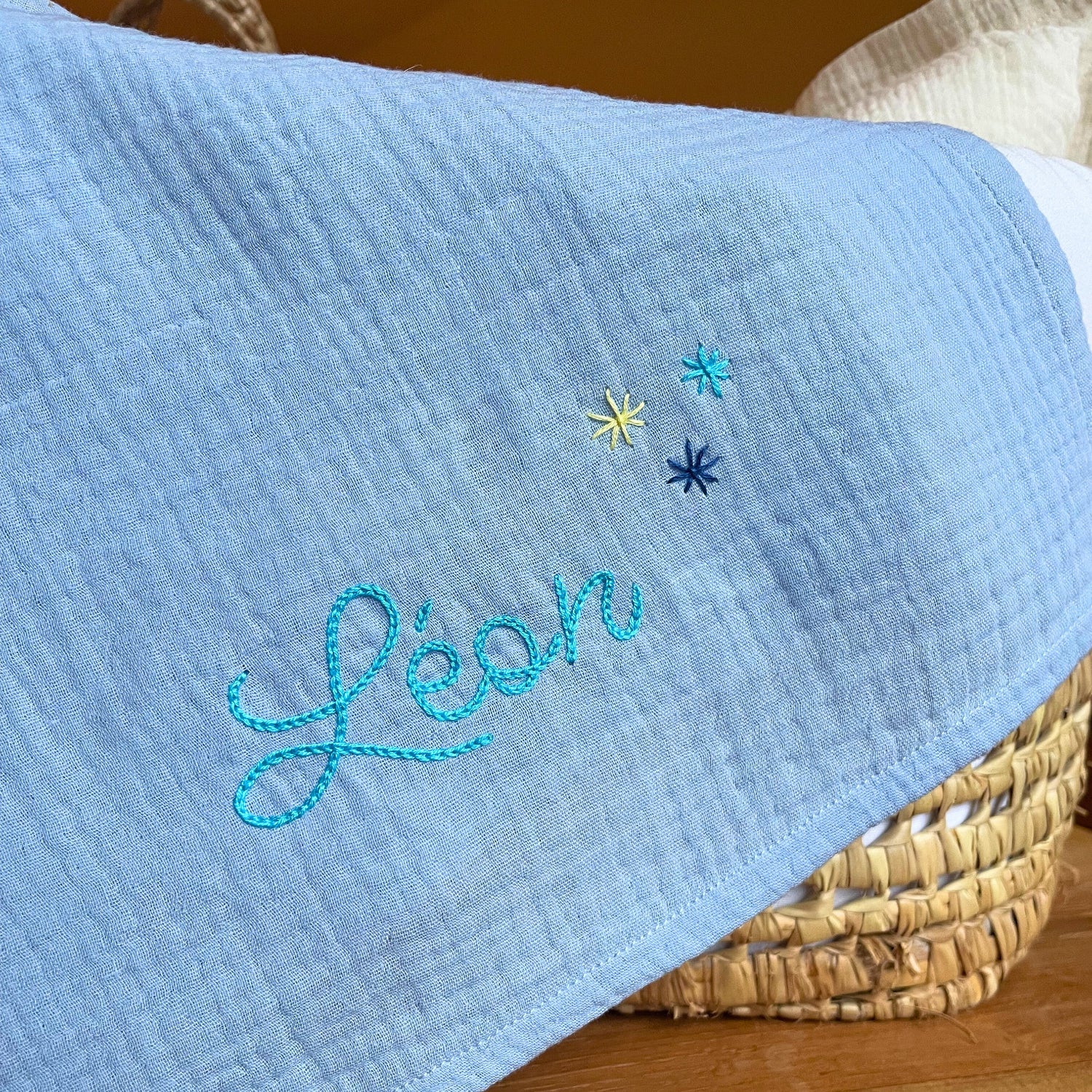 lange-bebe-bleu-personnalise-prenom-broderie-etoiles-couffin