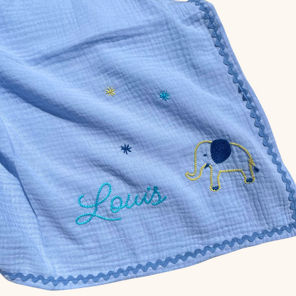Lange bébé personnalisé bleu avec prénom Louis et éléphant brodés à la main au point de chaînette.