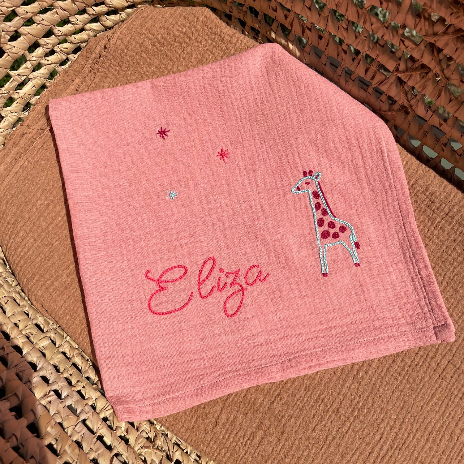 Lange bébé personnalisé Eliza en double gaze de coton rose, brodé à la main d'une girafe et d'étoiles inspirées de la savane, cadeau de naissance personnalisé.