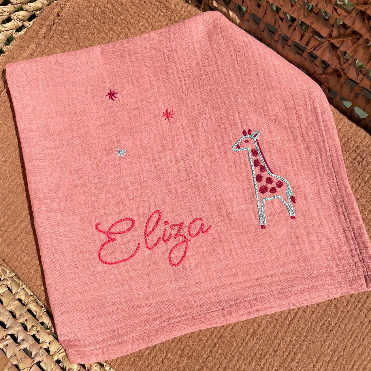 Lange bébé personnalisé Eliza en double gaze de coton rose, brodé à la main d'une girafe et d'étoiles inspirées de la savane, cadeau de naissance personnalisé.