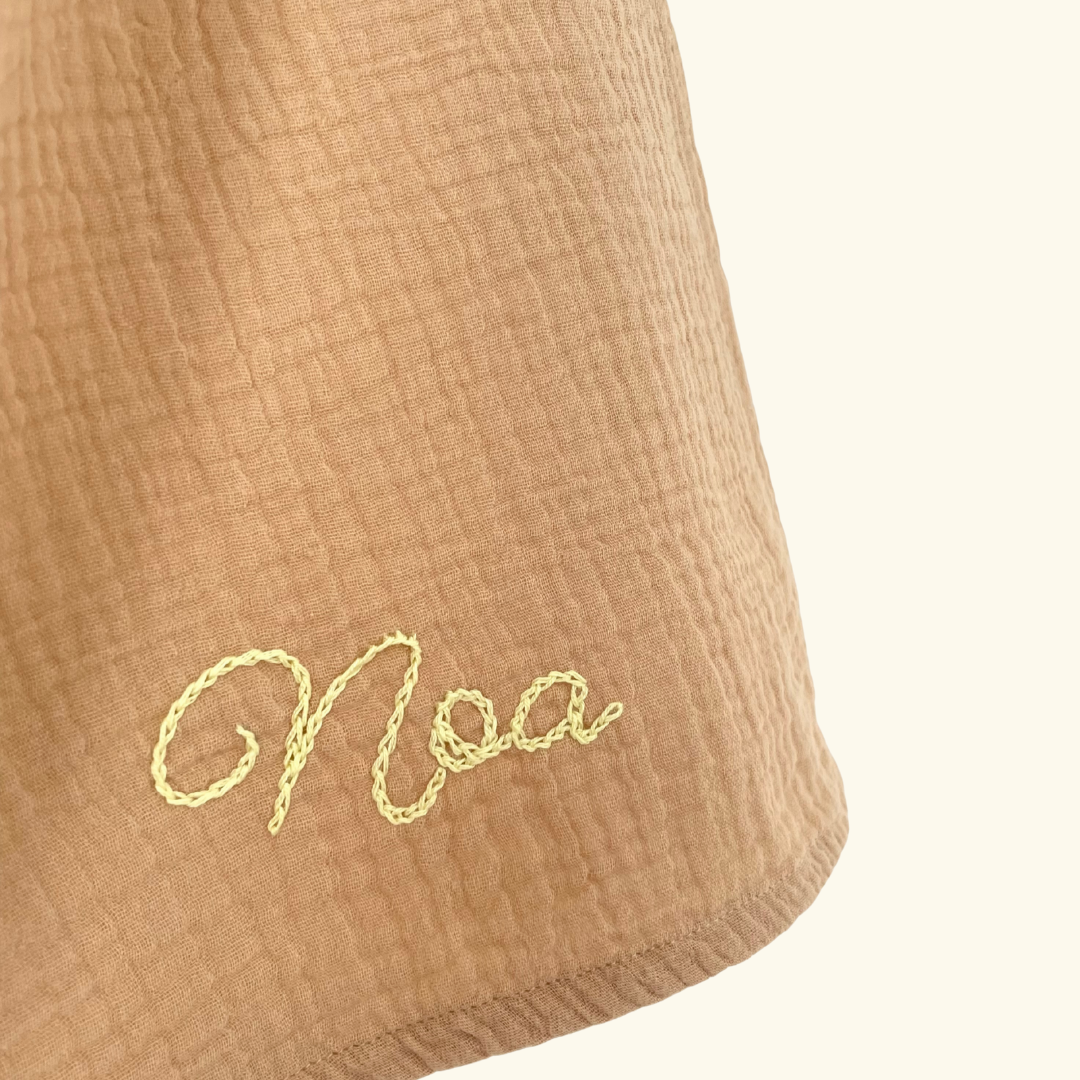 détail broderie prénom main beige sable atelier Savane Paris idée cadeau de naissance utile et unique