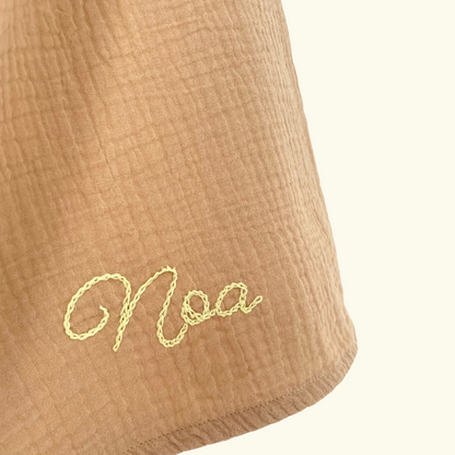 détail broderie prénom main beige sable atelier Savane Paris idée cadeau de naissance utile et unique