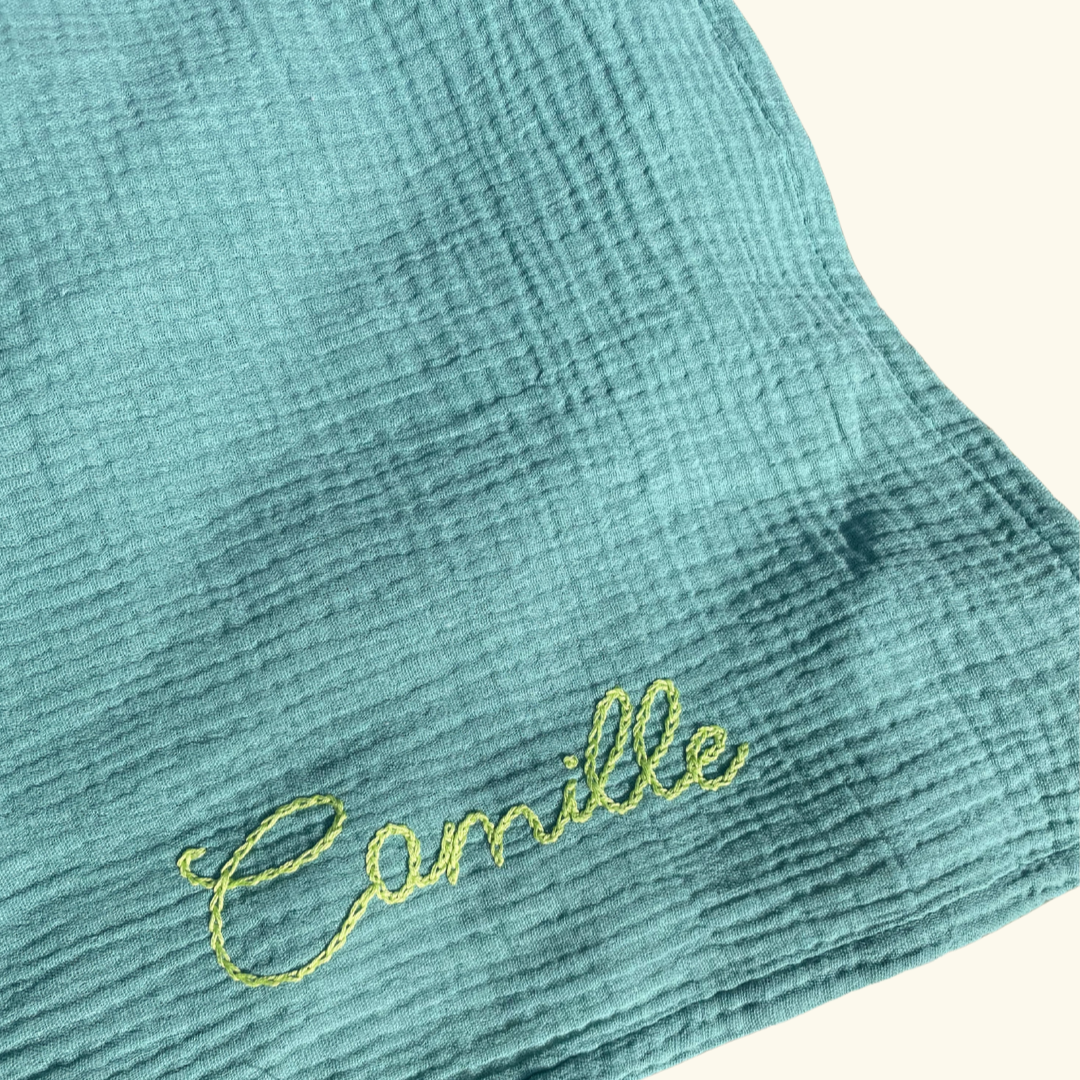 détail-broderie prénom main vert Savane Paris