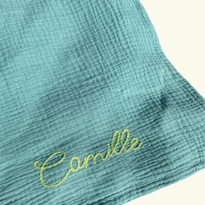 détail-broderie prénom main vert Savane Paris