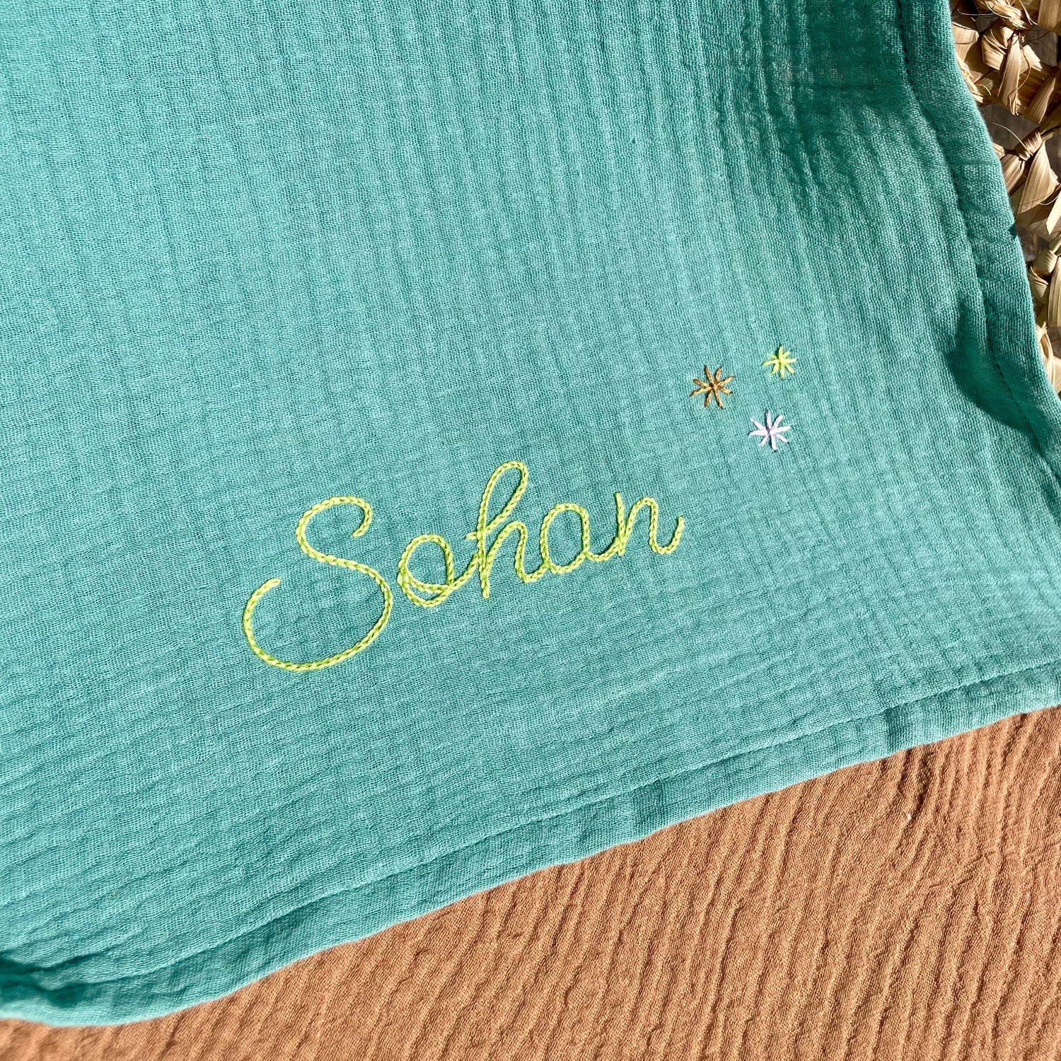 Trousseau de naissance vert avec lange brodé prénom Savane