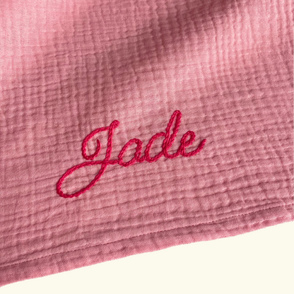 détail-broderie prénom main rose Savane Paris Idée cadeau de naissance utile et unique