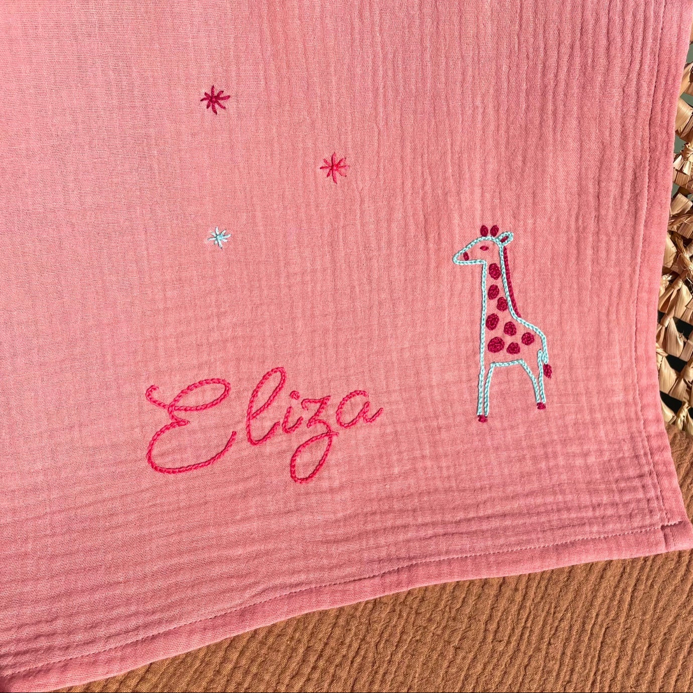 Lange de naissance personnalisé Eliza avec girafe brodée et petites étoiles de la savane, confectionné en double gaze de coton douce pour bébé.