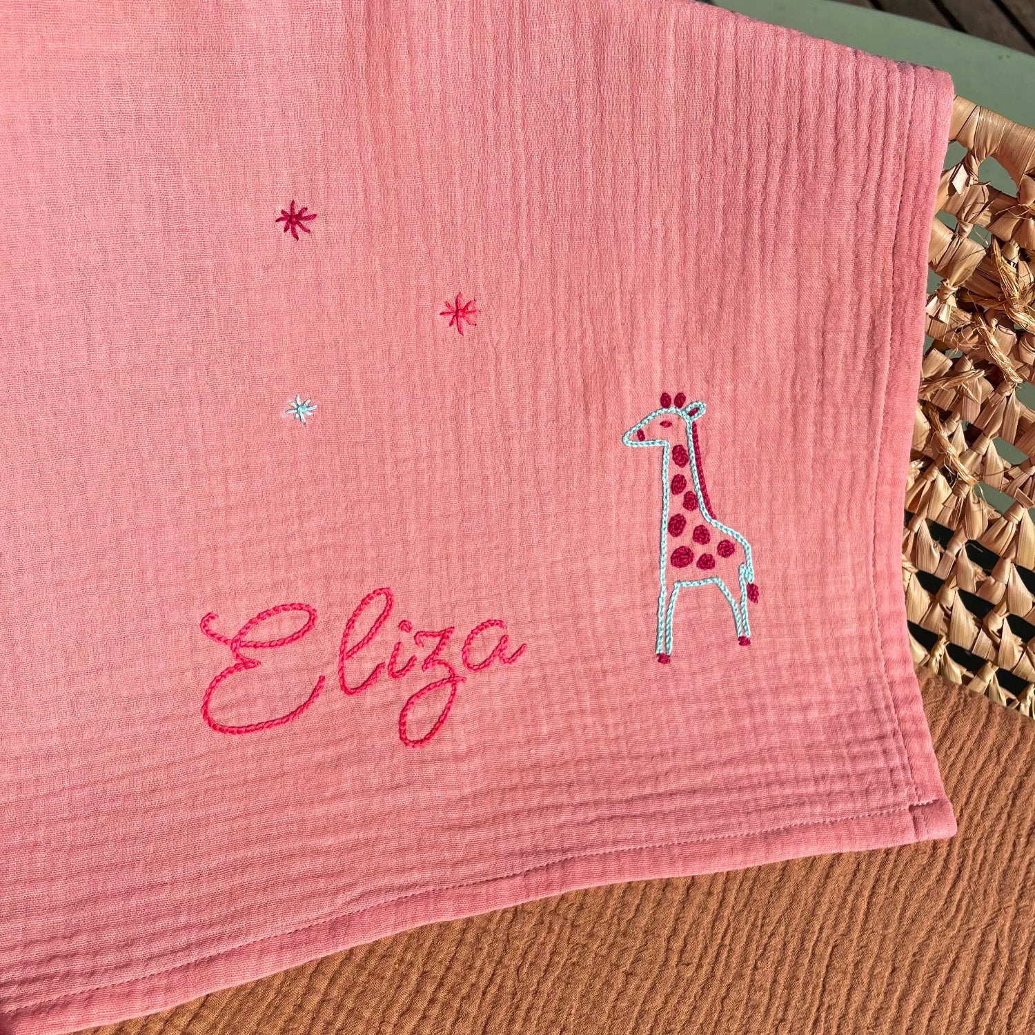 Lange de naissance personnalisé Eliza avec girafe brodée et petites étoiles de la savane, confectionné en double gaze de coton douce pour bébé.