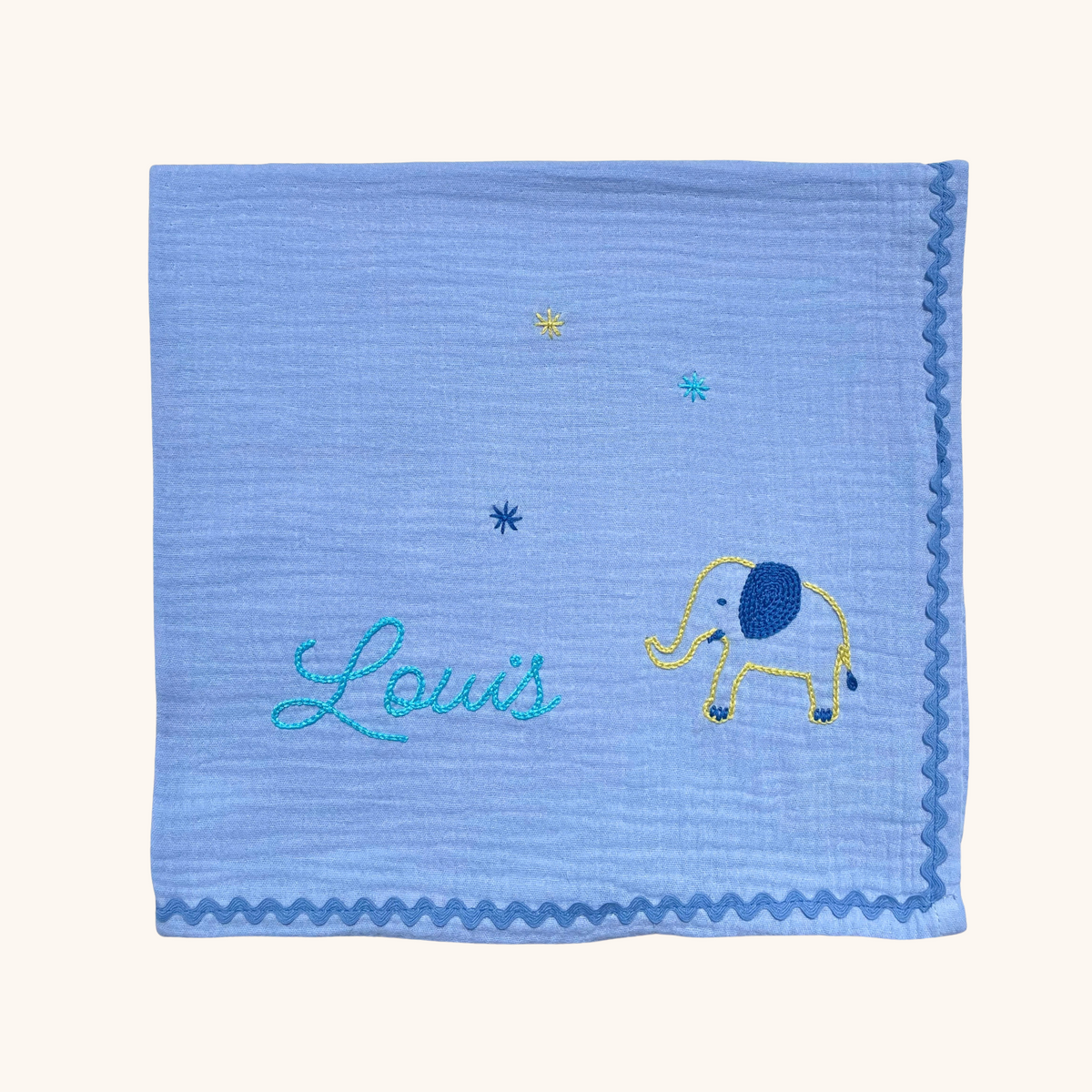 Lange de naissance personnalisé au prénom Louis avec éléphant et étoiles brodés à la main en Provence.