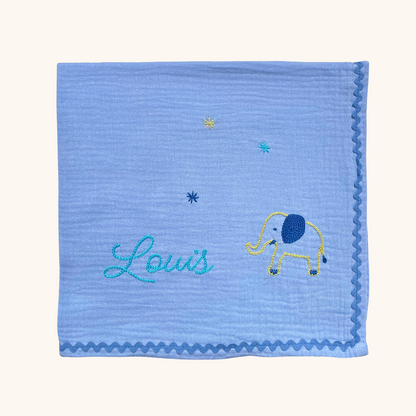 Lange de naissance personnalisé au prénom Louis avec éléphant et étoiles brodés à la main en Provence.