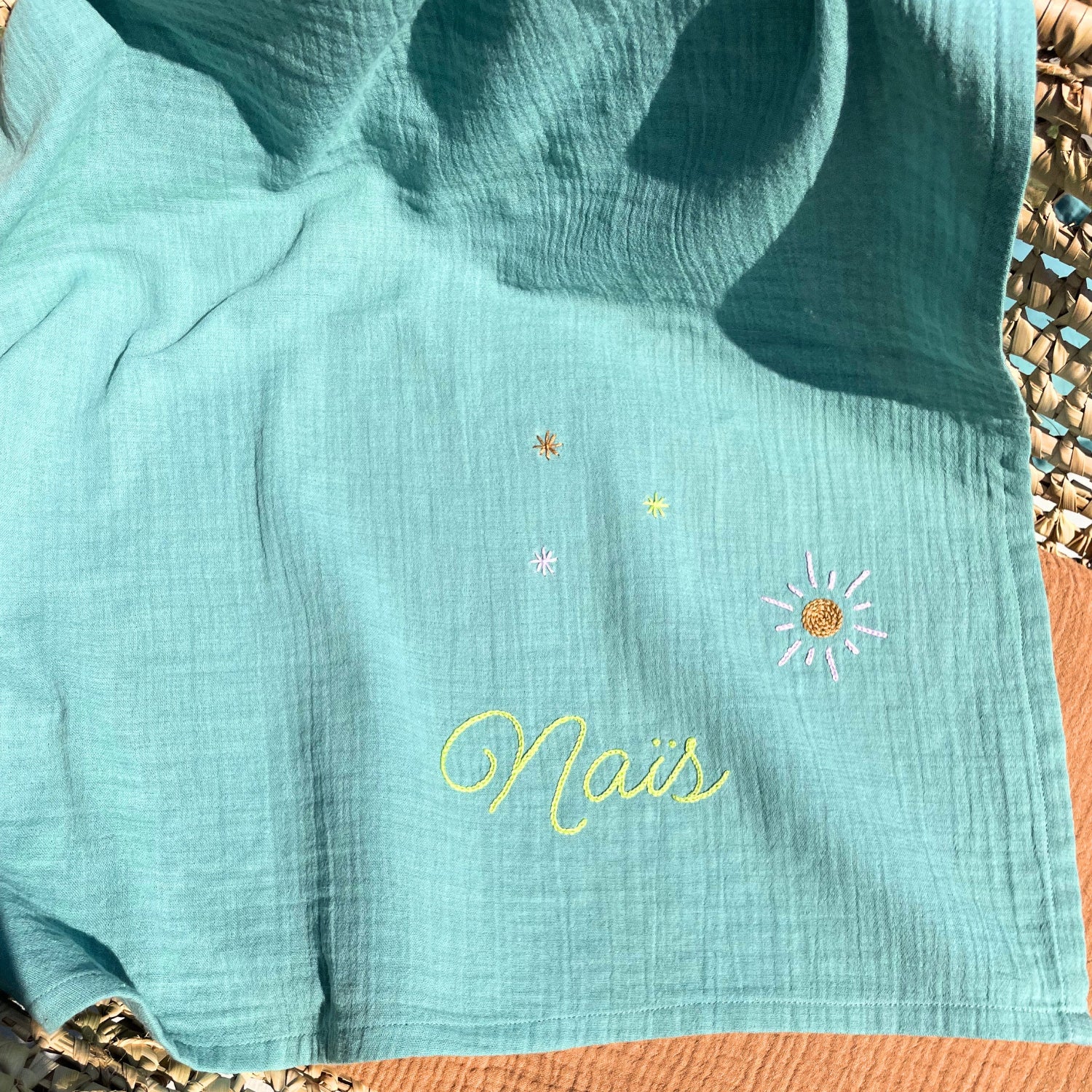 Lange de naissance personnalisé en double gaze de coton vert, brodé à la main avec le soleil et les étoiles de la Savane, idée cadeau de naissance et liste de naissance.
