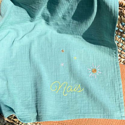 Lange de naissance personnalisé en double gaze de coton vert, brodé à la main avec le soleil et les étoiles de la Savane, idée cadeau de naissance et liste de naissance.