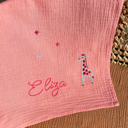 Lange prénom Eliza brodé au point de chaînette avec motif girafe et étoiles de la savane sur double gaze de coton rose, idée cadeau pour liste de naissance.