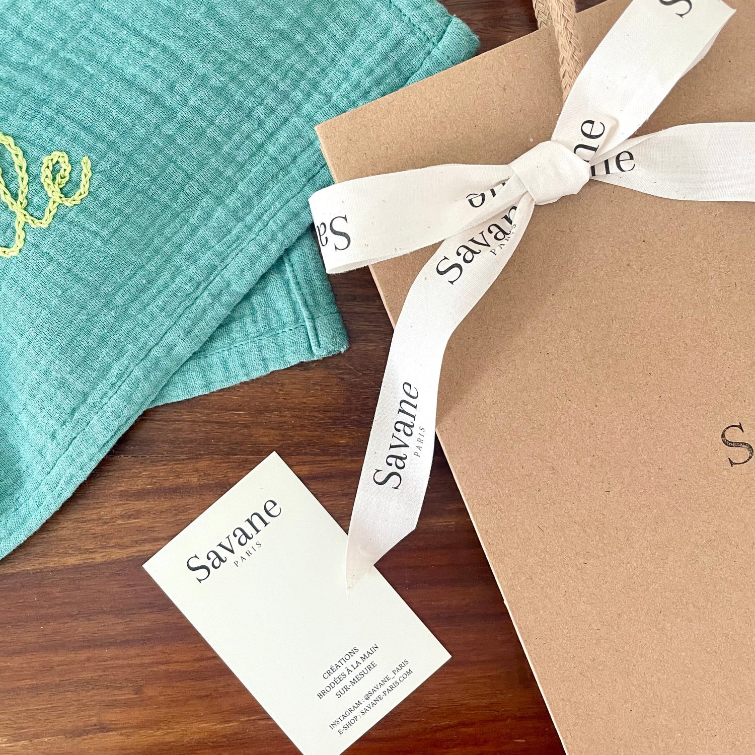 Lange brodé personnalisé prêt à offrir, emballage cadeau élégant et carte Savane Paris