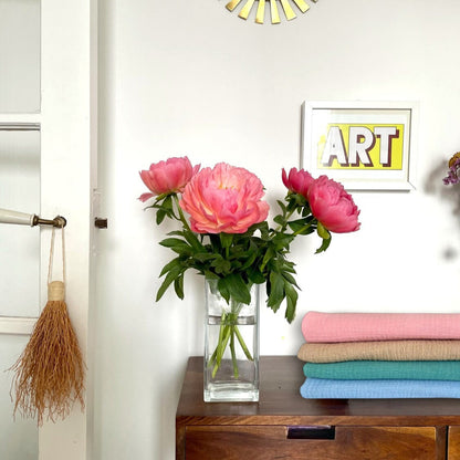 lange gaze de coton personnalisé brodé main couleur beige sable rose bleu ciel vert doux broderie prénom main atelier savane paris en france