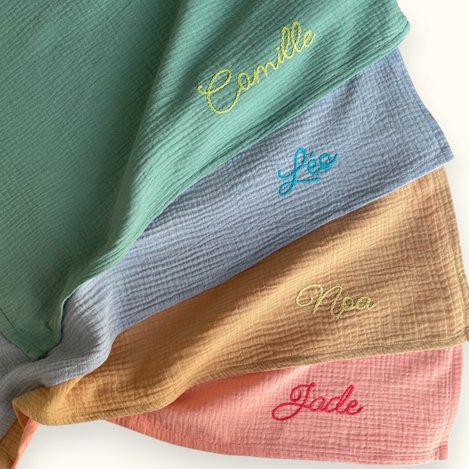 Lange rose beige vert bleu personnalisé prénom brodé main avec paquet cadeau noué et carte Savane prêt à offrir