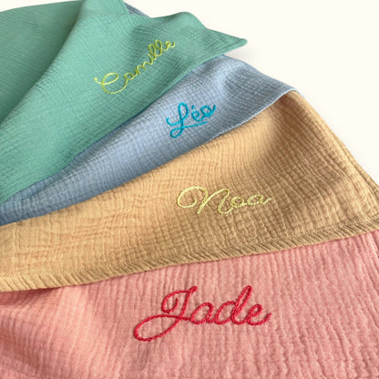 Lange rose beige vert bleu personnalisé prénom brodé main avec paquet cadeau noué et carte Savane prêt à offrir