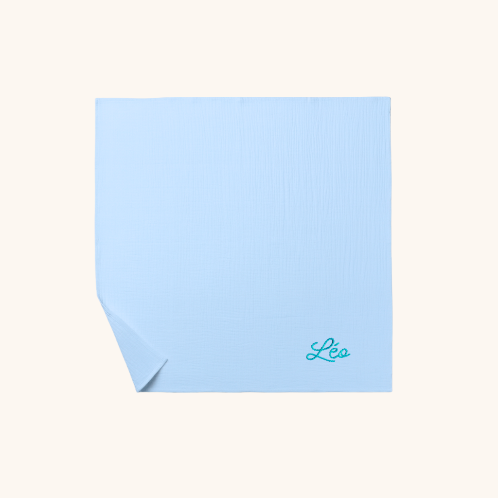 lange bébé broderie prénom à la main couleur bleu ciel dimensions 60 x 60 cm