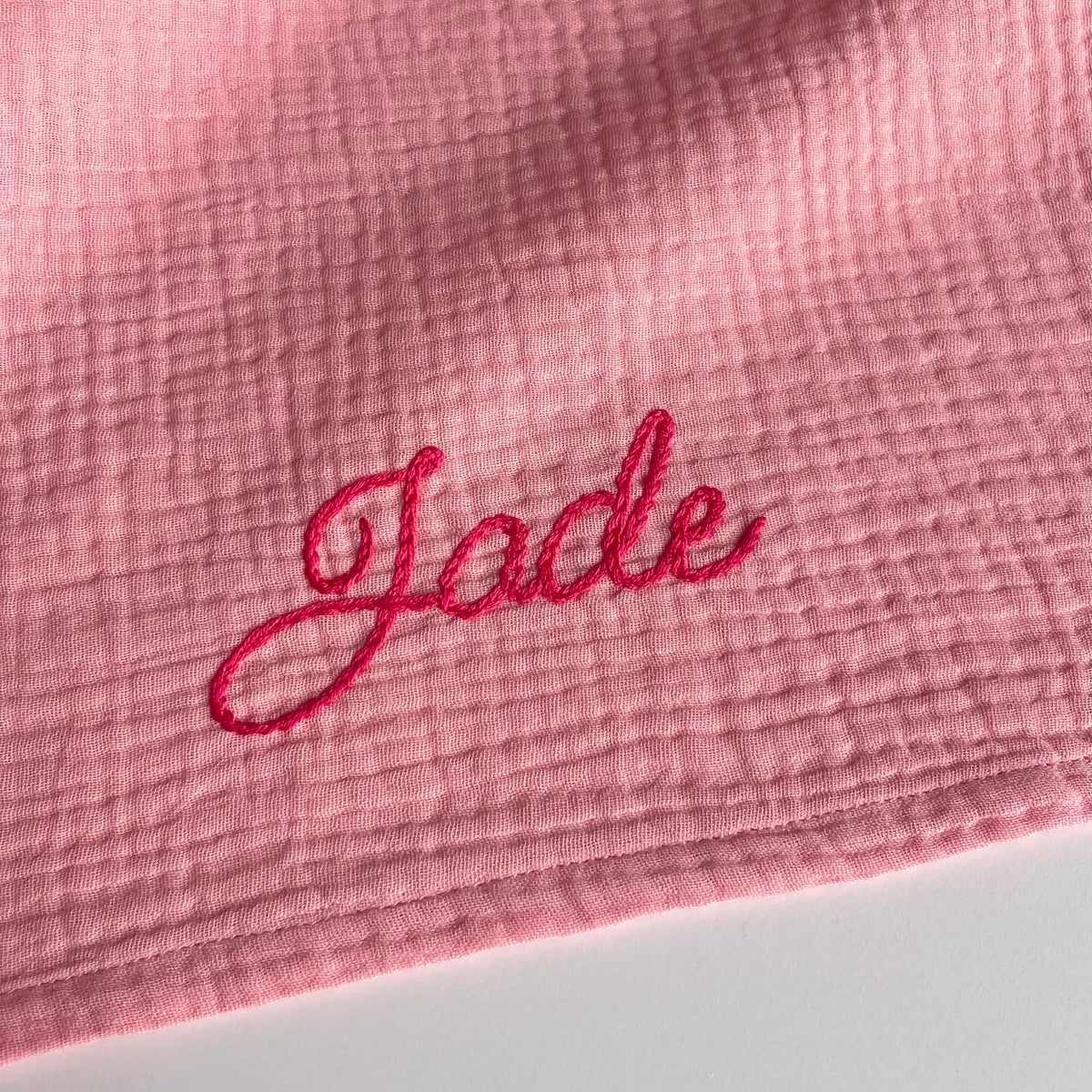 lange bebe broderie main couleur rose prenom brode main point de chainette dimensions 60 x 60 cm