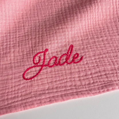 lange bebe broderie main couleur rose prenom brode main point de chainette dimensions 60 x 60 cm