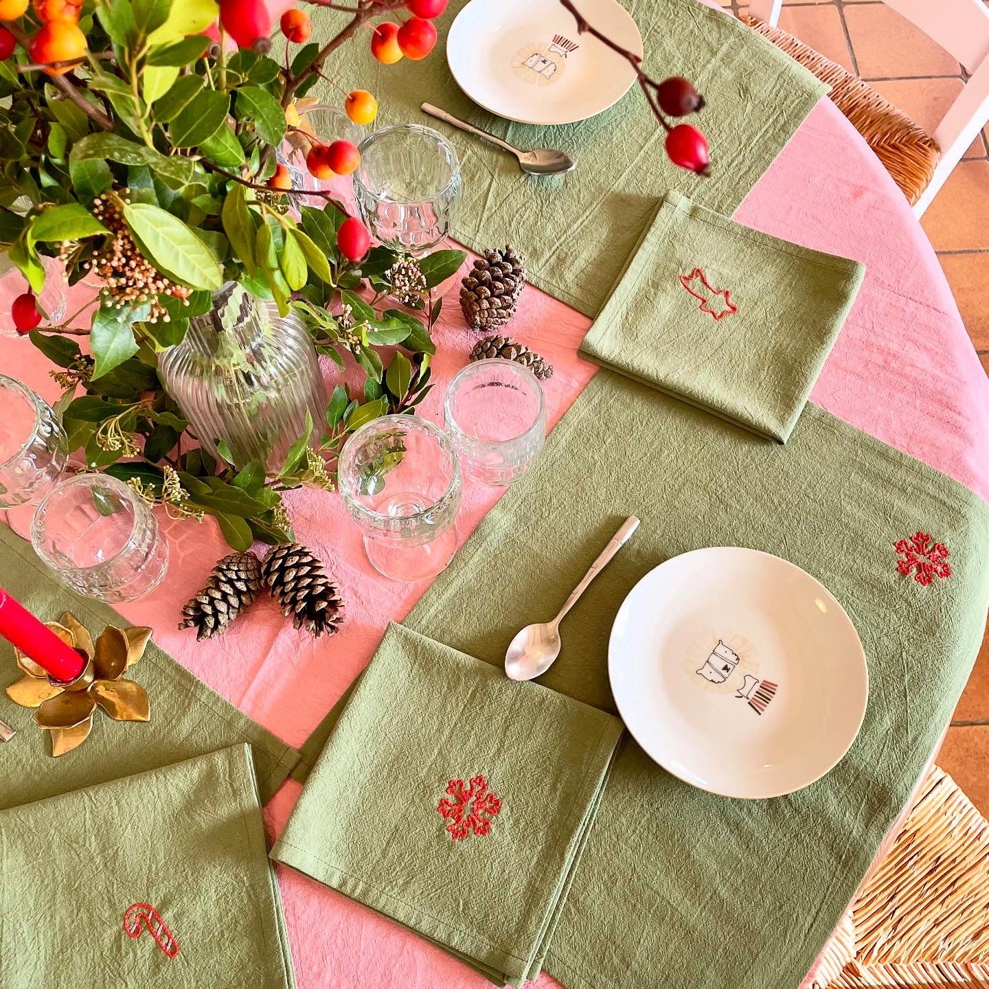 Table de Noël décorée avec les sets de table et serviettes brodés main Savane Paris, motifs flocon, sucre d’orge et étoile filante, en édition limitée – collection artisanale française pour l’art de la table des fêtes.