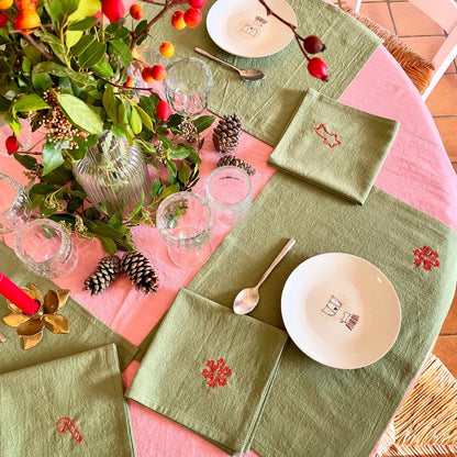Table de Noël décorée avec les sets de table et serviettes brodés main Savane Paris, motifs flocon, sucre d’orge et étoile filante, en édition limitée – collection artisanale française pour l’art de la table des fêtes.