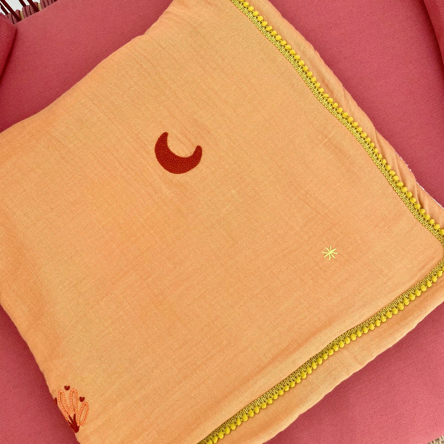 Plaid bébé Savane avec motifs lune et étoiles brodés à la main, couverture douce pour naissance.
