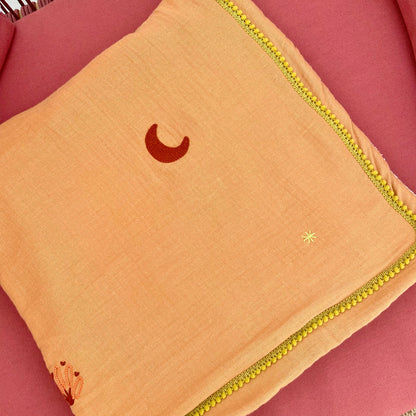 Plaid bébé Savane avec motifs lune et étoiles brodés à la main, couverture douce pour naissance.