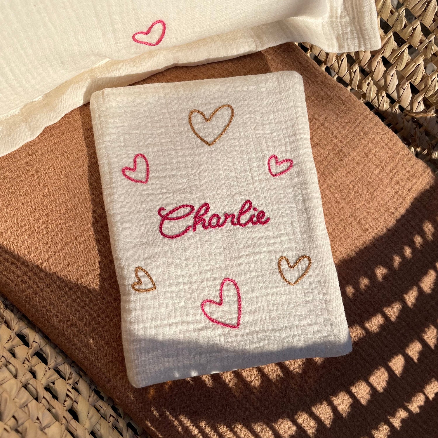 Protège carnet de santé bébé brodé petits cœurs, idée de cadeau de naissance personnalisé et durable