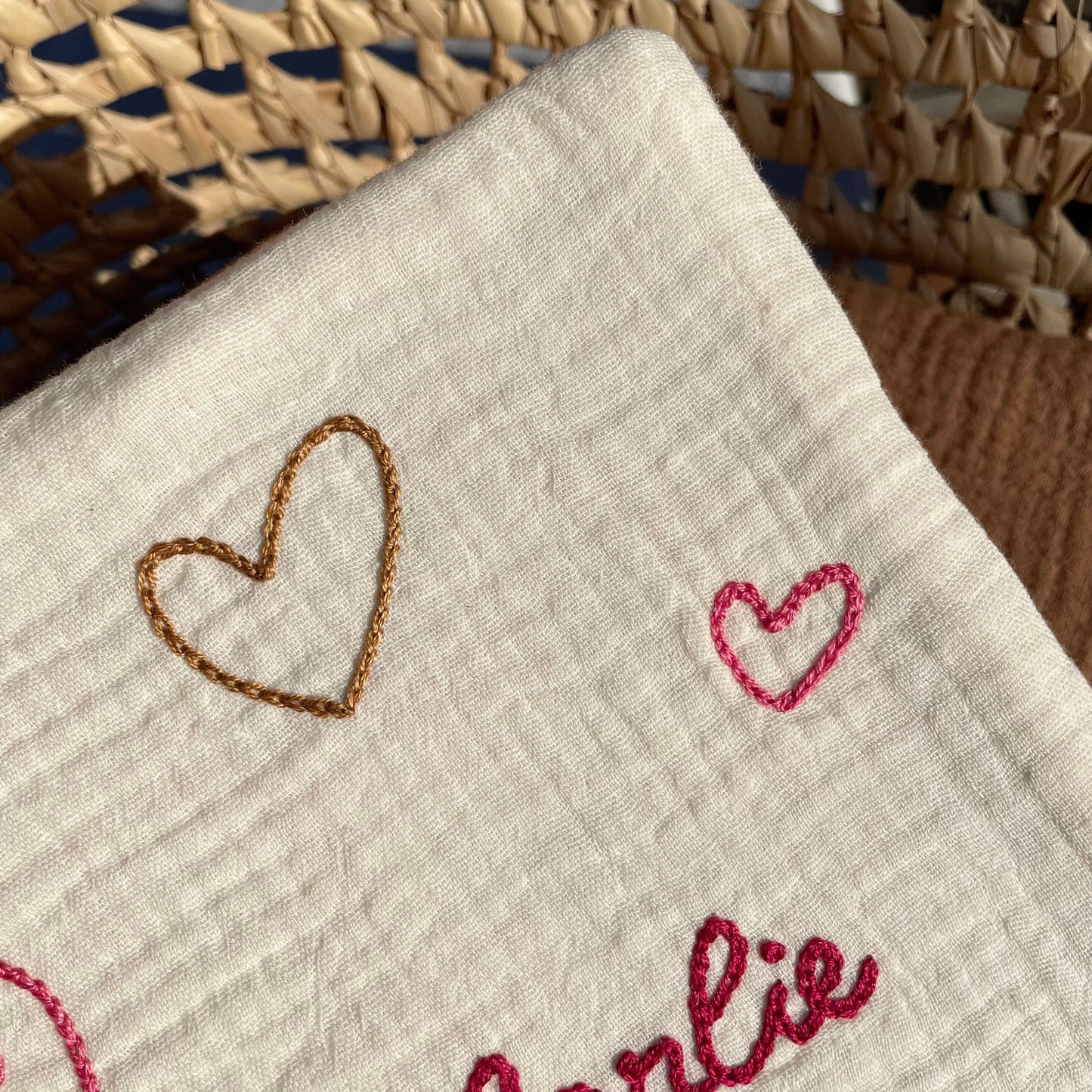 Protège carnet de santé brodé au prénom avec petits cœurs, broderie artisanale en gaze de coton – Savane Paris