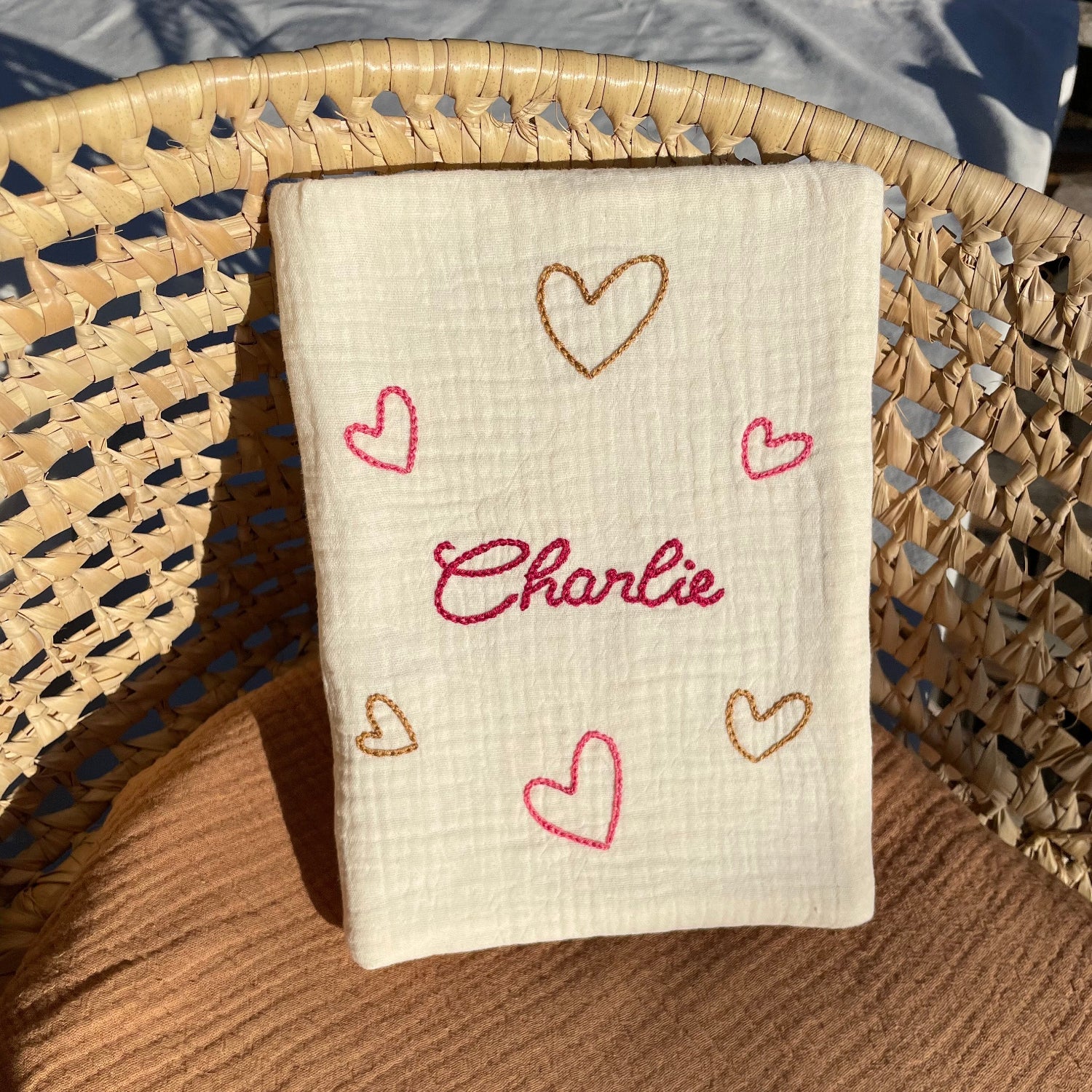 Protège carnet de santé personnalisé naissance, brodé au prénom et petits cœurs, fait main en France