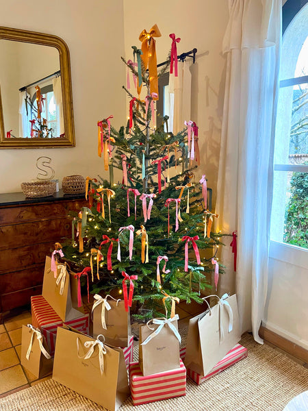 Sapin de Noël décoré avec des rubans issus des chutes de tissu des chaussettes de Noël brodées Savane Paris, dans un mas provençal au Domaine de la Bastidonne à Céreste-en-Luberon. 