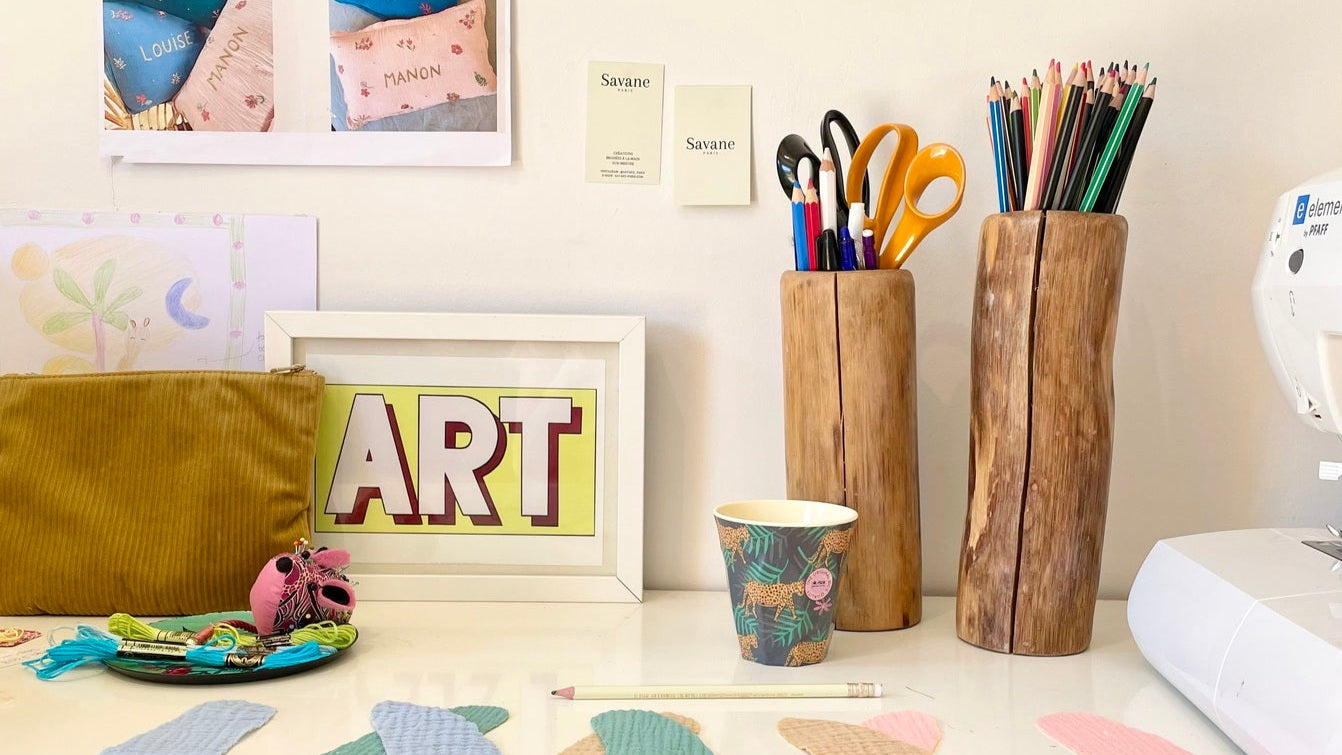Matériel artisanal et machine à coudre utilisés dans l’atelier de confection et broderies Savane Paris