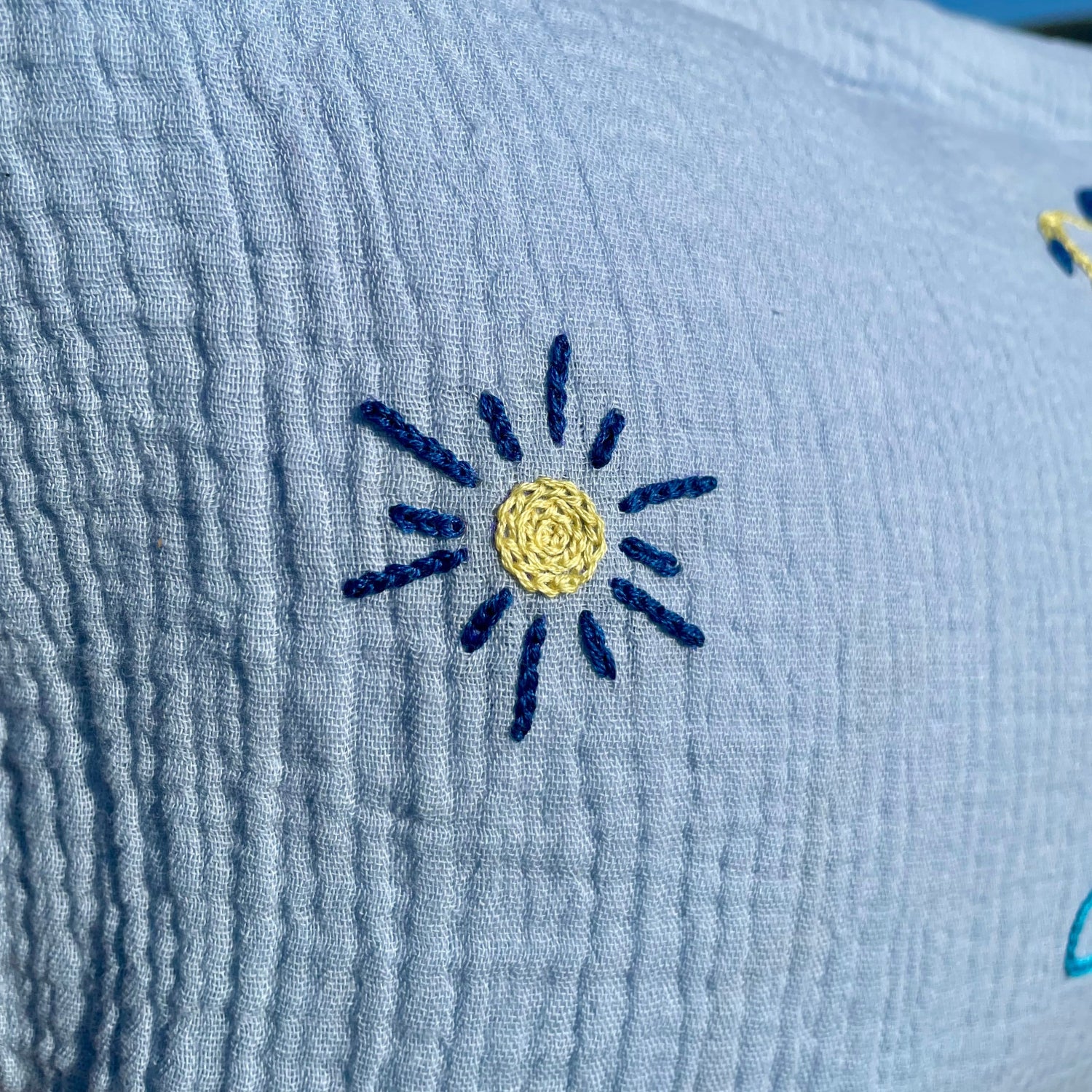 Coussin brodé motif soleil personnalisé en gaze de coton bio – Savane Paris