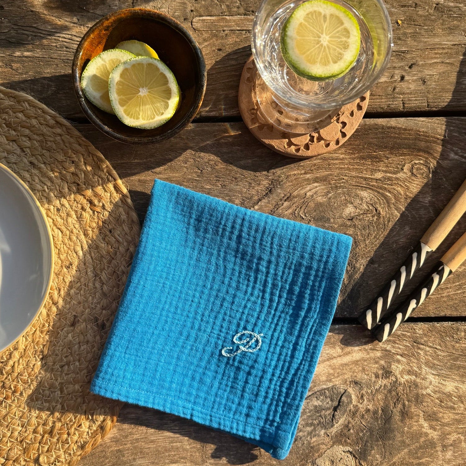 serviette de table gaze de coton bleu brodée initiale atelier français savane paris