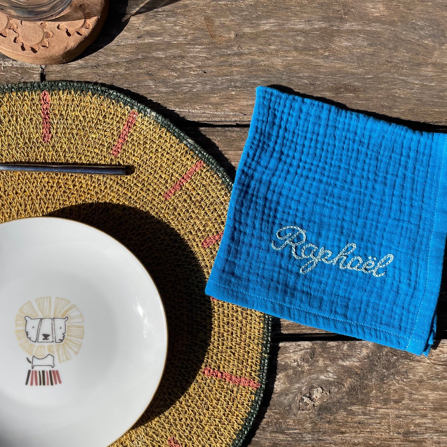 serviette de table brodée prénom enfant cantine dimensions 35 x 35 cm idée cadeau personnalisé 
